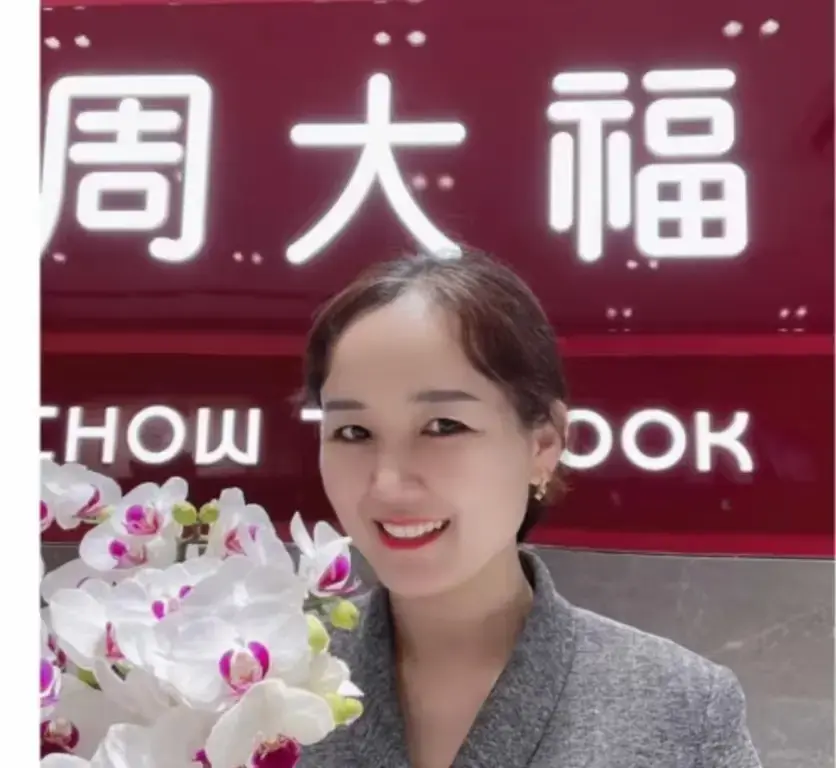 盐城周大福金店一拖三事件完整版视频-射阳周大福一拖三全程回顾-周大福金店一拖三完整视频在线观看